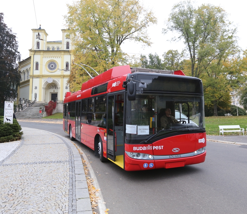 Odkaz na snímek na http://busportal.cz
Místo: Reitenbergerova
Popis: Trolejbus 26Tr s pomocným bateriovým pohonem
určený pro Budapešť zachycený na prezentačních
jízdách ve městě určených hlavně jeho vedení.
Datum: 14.10.2015