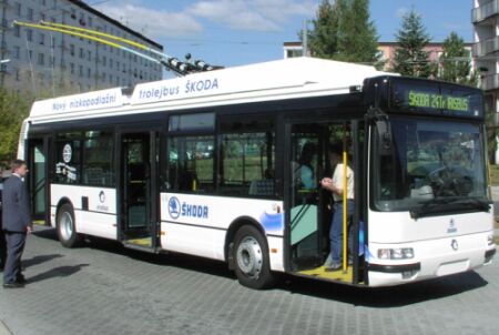 Nový nízkopodlažní trolejbus ŠKODA 24 Tr IRISBUS-trolejbus v karoserii City Bus