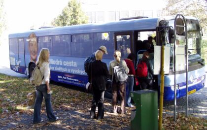 14 modrých autobusů ODS na linkách až do voleb