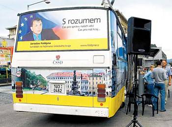 14 modrých autobusů ODS na linkách až do voleb