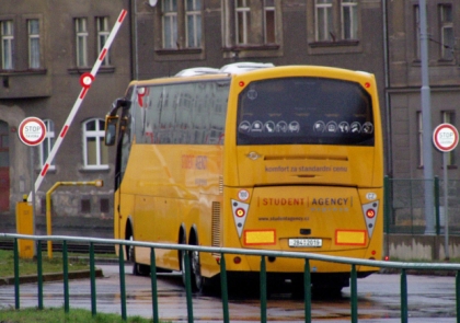 Žlutý autobus na trase Praha-Plzeň