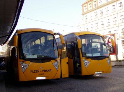 Žlutý autobus na trase Praha-Plzeň