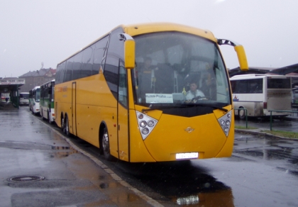 Žlutý autobus na trase Praha-Plzeň