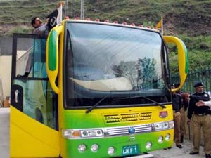 Autobusy symbolicky sbližují Indii a Pákistán.