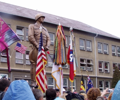 Momentky z plzeňských slavností, socha generála Pattona v Dýšině.