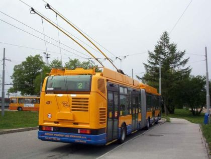 Trolejbusy Škoda Tr24 a Tr25 Irisbus v roce 2004 a letos.