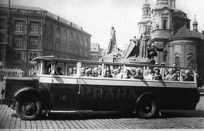 Vyhlídkový autobus Škoda RTO byl znovu na Staroměstském náměstí.