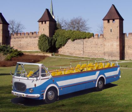 Vyhlídkový autobus Škoda RTO byl znovu na Staroměstském náměstí.