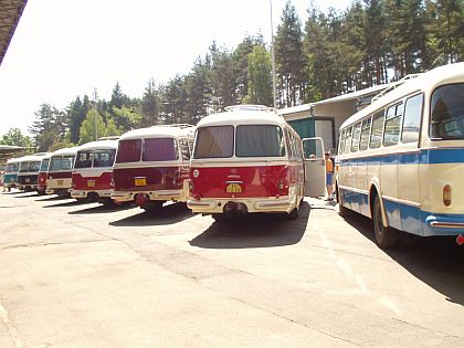 Ze setkání historických autobusů v Lešanech.