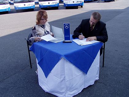 Ze slavnostního předání 300. linkového autobusu  Mercedes-Benz Conecto