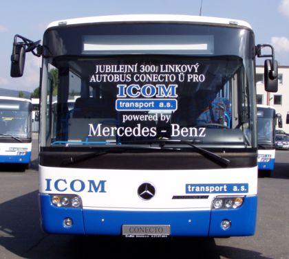 Ze slavnostního předání 300. linkového autobusu  Mercedes-Benz Conecto