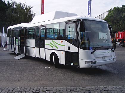 Z přehlídky autobusů na nitranském Autosalónu 2005.