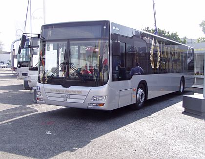 Z přehlídky autobusů na nitranském Autosalónu 2005.