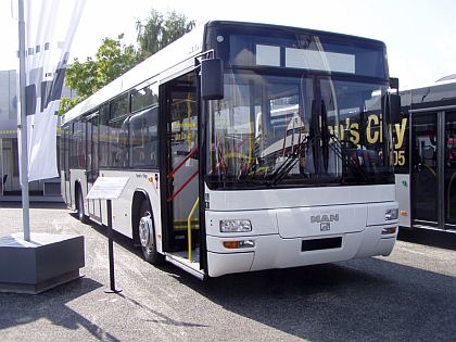 Z přehlídky autobusů na nitranském Autosalónu 2005.