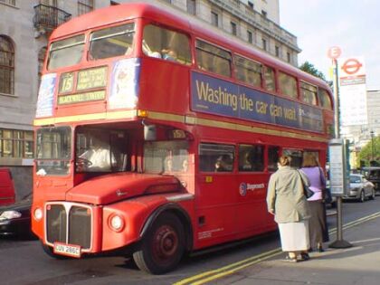 Autobusy z roku 1959 typu Routemaster v Londýně ...