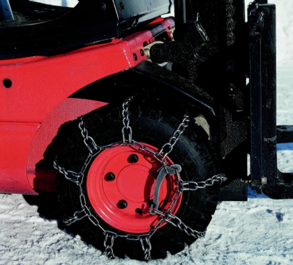 Pro velká a těžká vozidla jsou v náročném  zimním terénu řetězy nezbytností.