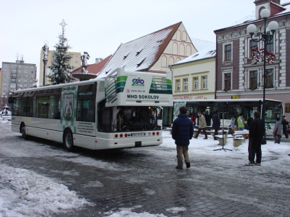 První dva nízkopodlažní autobusy Karosa Citelis vybavené plošinou v Sokolově.
