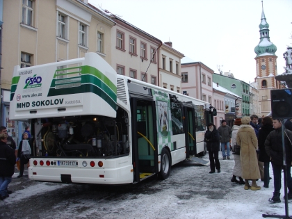 První dva nízkopodlažní autobusy Karosa Citelis vybavené plošinou v Sokolově.