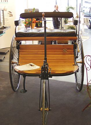 První automobil - tříkolka Karla Benze - patentován před 120 lety.