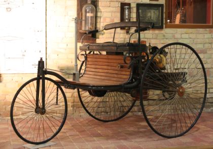 První automobil - tříkolka Karla Benze - patentován před 120 lety.