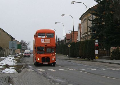 Fotoreportáž: Oranžový DOUBLE-DECKER na zastávce v Dřevčicích.