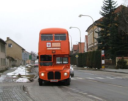 Fotoreportáž: Oranžový DOUBLE-DECKER na zastávce v Dřevčicích.