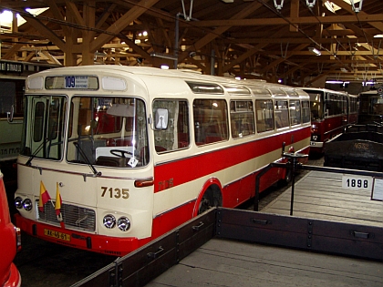 Z Muzea MHD ve Střešovicích: Autobusy, trolejbusy i tramvaje a metro.