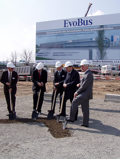 Ze zahájení výstavby ServiceCenter Praha pro autobusy EvoBus Bohemia (CZ+EN)