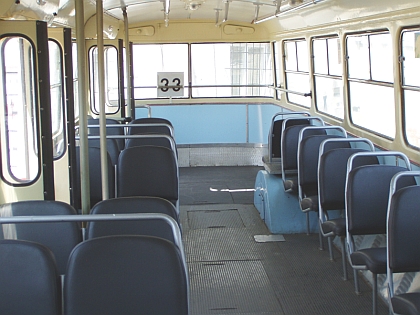 Trolejbusy, které mnozí pamatujeme a autobusy, které leckde ještě jezdí.