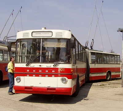 Trolejbusy, které mnozí pamatujeme a autobusy, které leckde ještě jezdí.