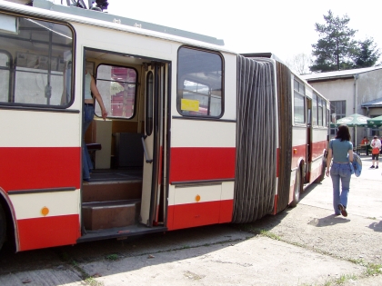 Trolejbusy, které mnozí pamatujeme a autobusy, které leckde ještě jezdí.