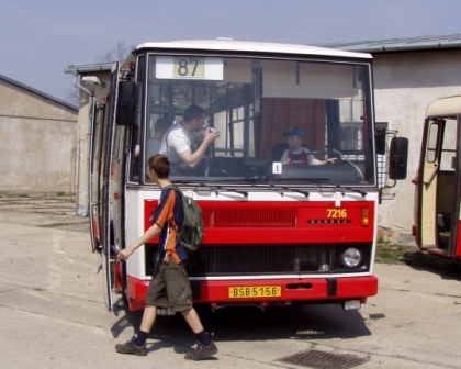 Trolejbusy, které mnozí pamatujeme a autobusy, které leckde ještě jezdí.