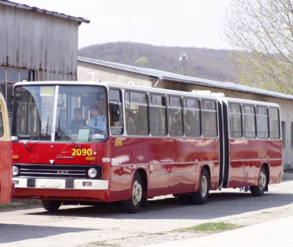 Trolejbusy, které mnozí pamatujeme a autobusy, které leckde ještě jezdí.