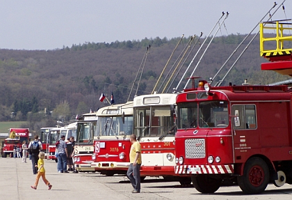 Trolejbusy, které mnozí pamatujeme a autobusy, které leckde ještě jezdí.