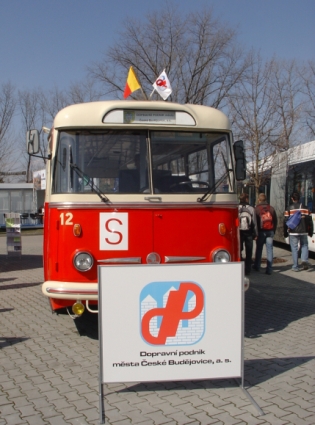Autobusové ohlédnutí za Mobil salonem.