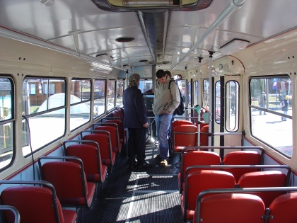 Autobusové ohlédnutí za Mobil salonem.