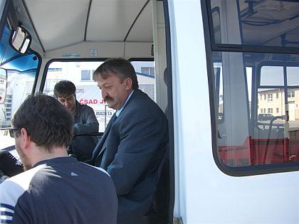 COACH  PROGRESS na cestách -  autobusy  ISUZU BOGDAN.