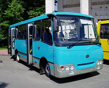 COACH  PROGRESS na cestách -  autobusy  ISUZU BOGDAN.