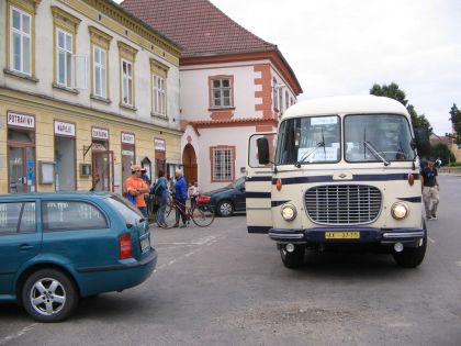 Historický autobus Škoda 706 RTO LUX na lince do Týna nad Vltavou.