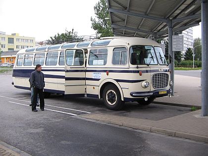 Historický autobus Škoda 706 RTO LUX na lince do Týna nad Vltavou.