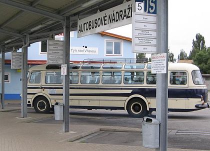 Historický autobus Škoda 706 RTO LUX na lince do Týna nad Vltavou.
