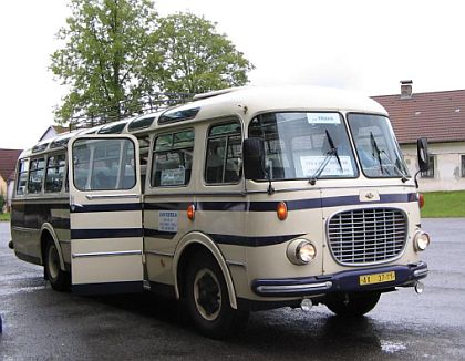 Historický autobus Škoda 706 RTO LUX na lince do Týna nad Vltavou.