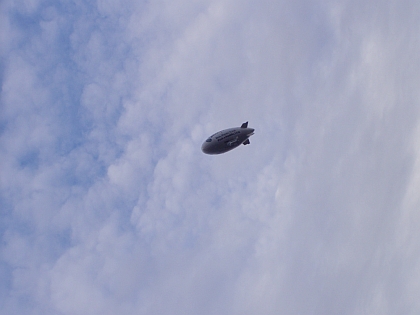 Vyfotografovali jsme reklamní řiditelnou vzducholoď.