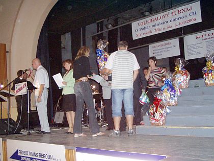 Volejbal 2006. Večer v sokolovně.