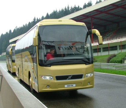 Inovovaná a rozšířená řada zájezdových autobusů Volvo (CZ+EN)