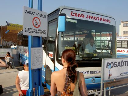 Provizorním autobusovým nádražím projde denně sedmnáct tisíc lidí.