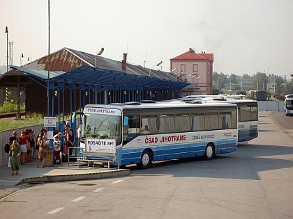 Provizorním autobusovým nádražím projde denně sedmnáct tisíc lidí.
