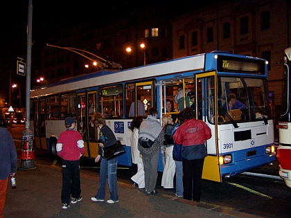 Z plzeňské noční trolejbusové jízdy.