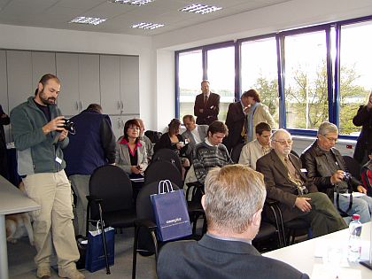 Ze slavnostního otevření ServiceCenter Praha pro autobusy EvoBus.