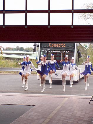 Ze slavnostního otevření ServiceCenter Praha pro autobusy EvoBus.